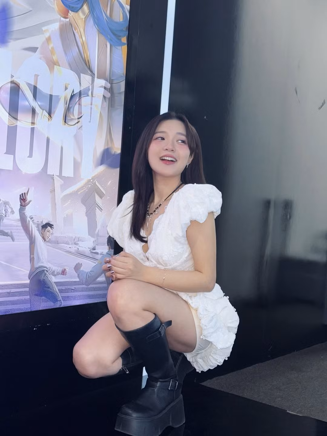 Tại vòng bảng AIC năm nay, Phương Thảo đã thể hiện khả năng song ngữ ấn tượng trong các màn phỏng vấn với tuyển thủ. Cô nàng cũng tự tin khi dịch trực tiếp các câu trả lời của tuyển thủ sang tiếng Anh mà không cần thêm sự giúp đỡ của phiên dịch viên. (Ảnh: IGNV)