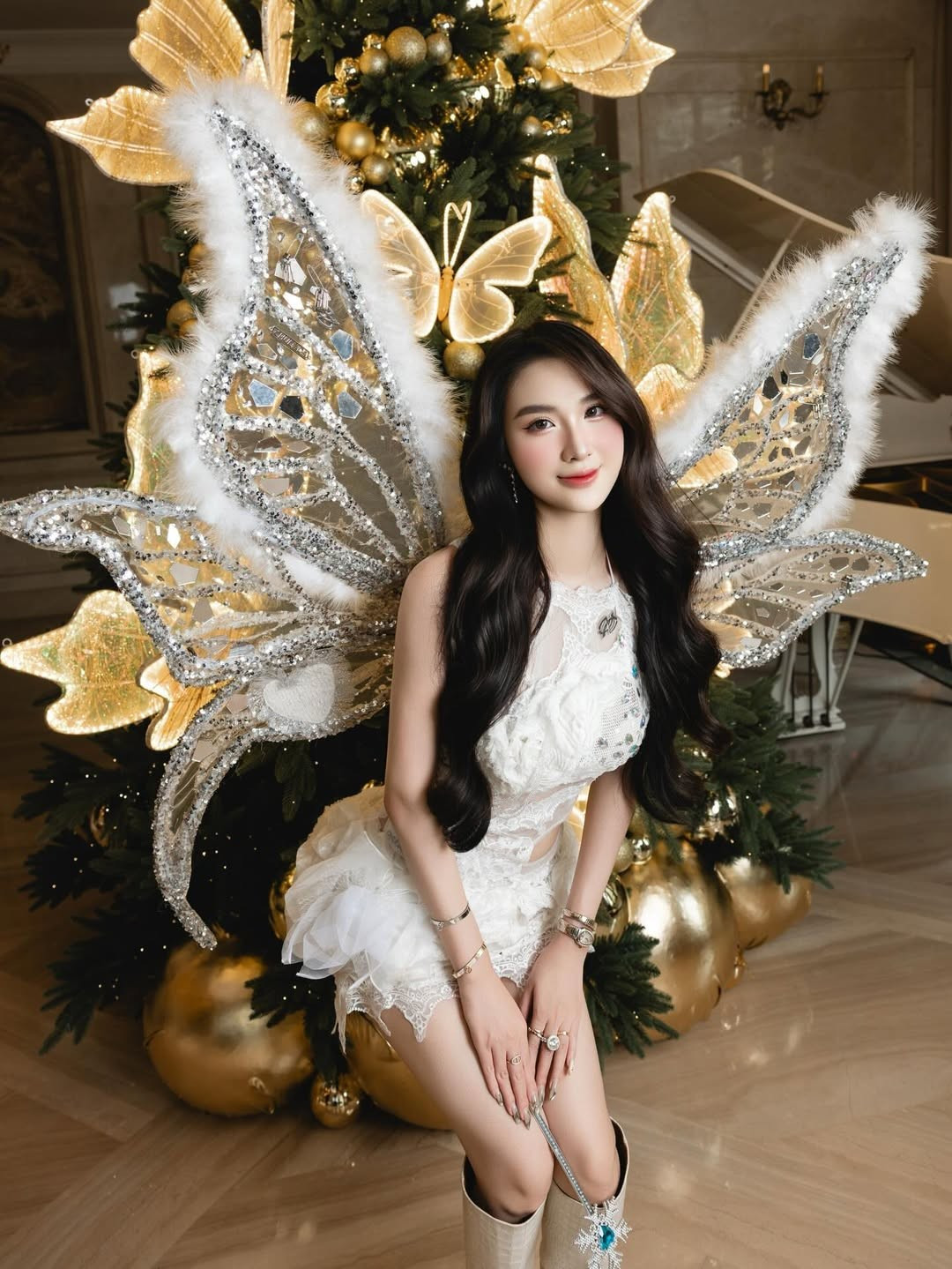 Với mái tóc đen dài, xoăn nhẹ bồng bềnh và lối trang điểm sắc sảo, Ngọc Loan hoàn toàn làm chủ khung hình. Ở nhiều khoảnh khắc, cô còn tạo dáng duyên dáng với chiếc gậy phép thuật, nháy mắt tinh nghịch, mang lại sự tươi mới, rạng rỡ cho bộ ảnh chào Noel. (Ảnh: IGNV)