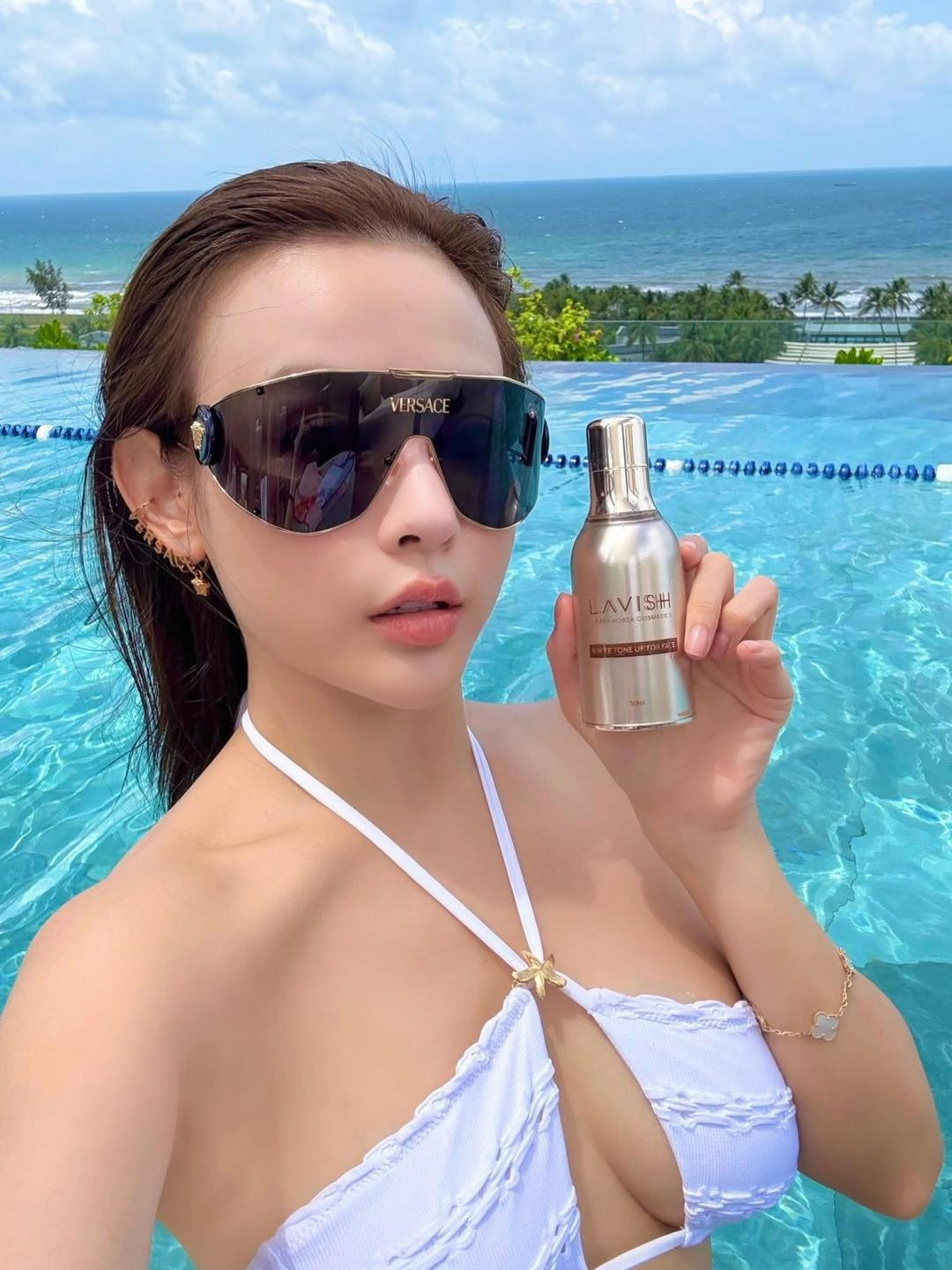 Để hoàn thiện phong cách nghỉ dưỡng sang chảnh, Huyền Baby kết hợp bộ đồ bơi với áo khoác voan mỏng họa tiết xanh - trắng nhẹ nhàng, cùng với cặp kính râm bản lớn che gần hết khuôn mặt. (Ảnh: FBNV)