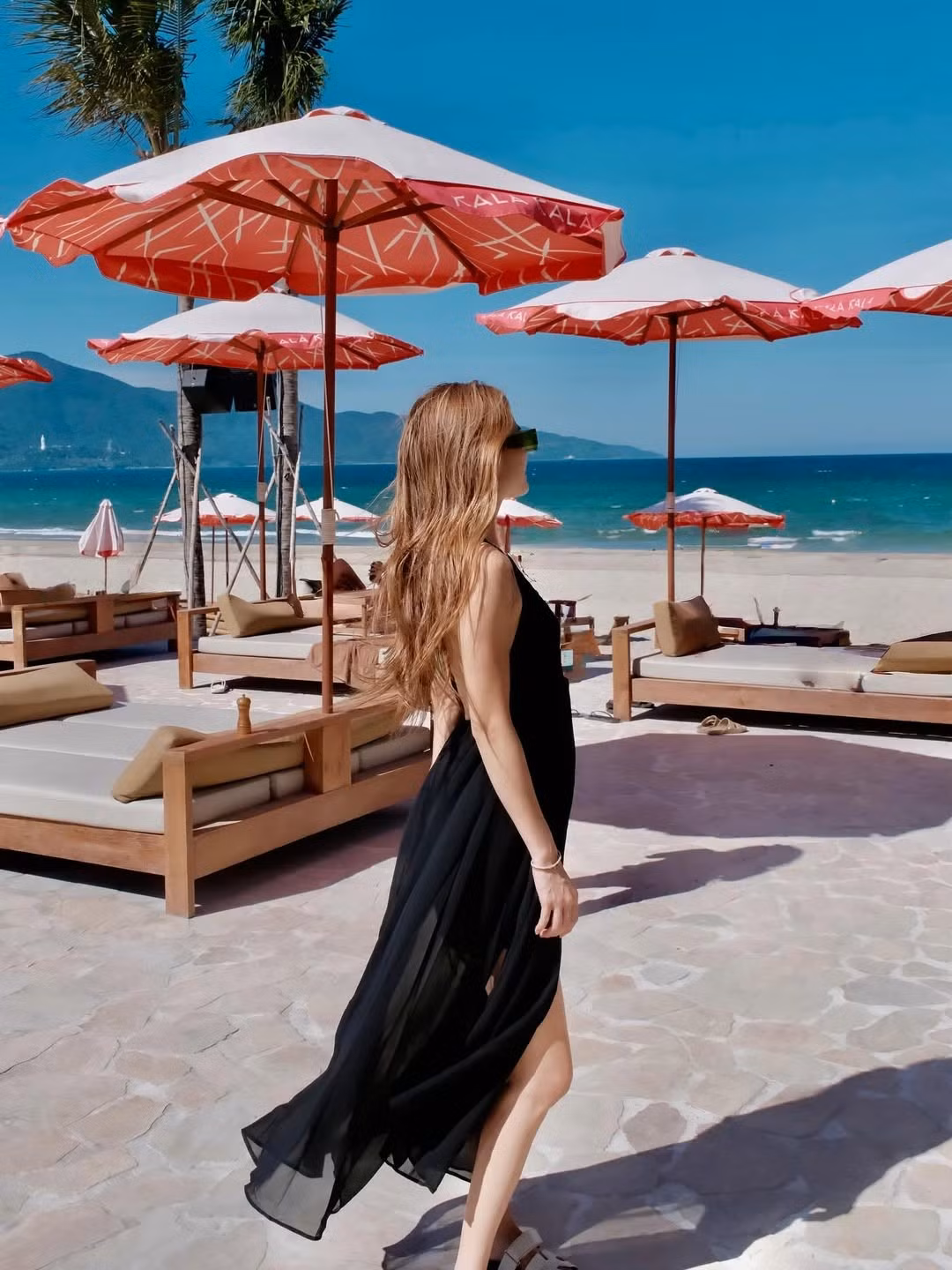 Sự lựa chọn này không chỉ làm nổi bật vóc dáng mảnh mai, quyến rũ mà còn toát lên một phong thái thời thượng, khác biệt hoàn toàn so với những bộ bikini hay váy voan họa tiết thông thường. (Ảnh: IGNV)