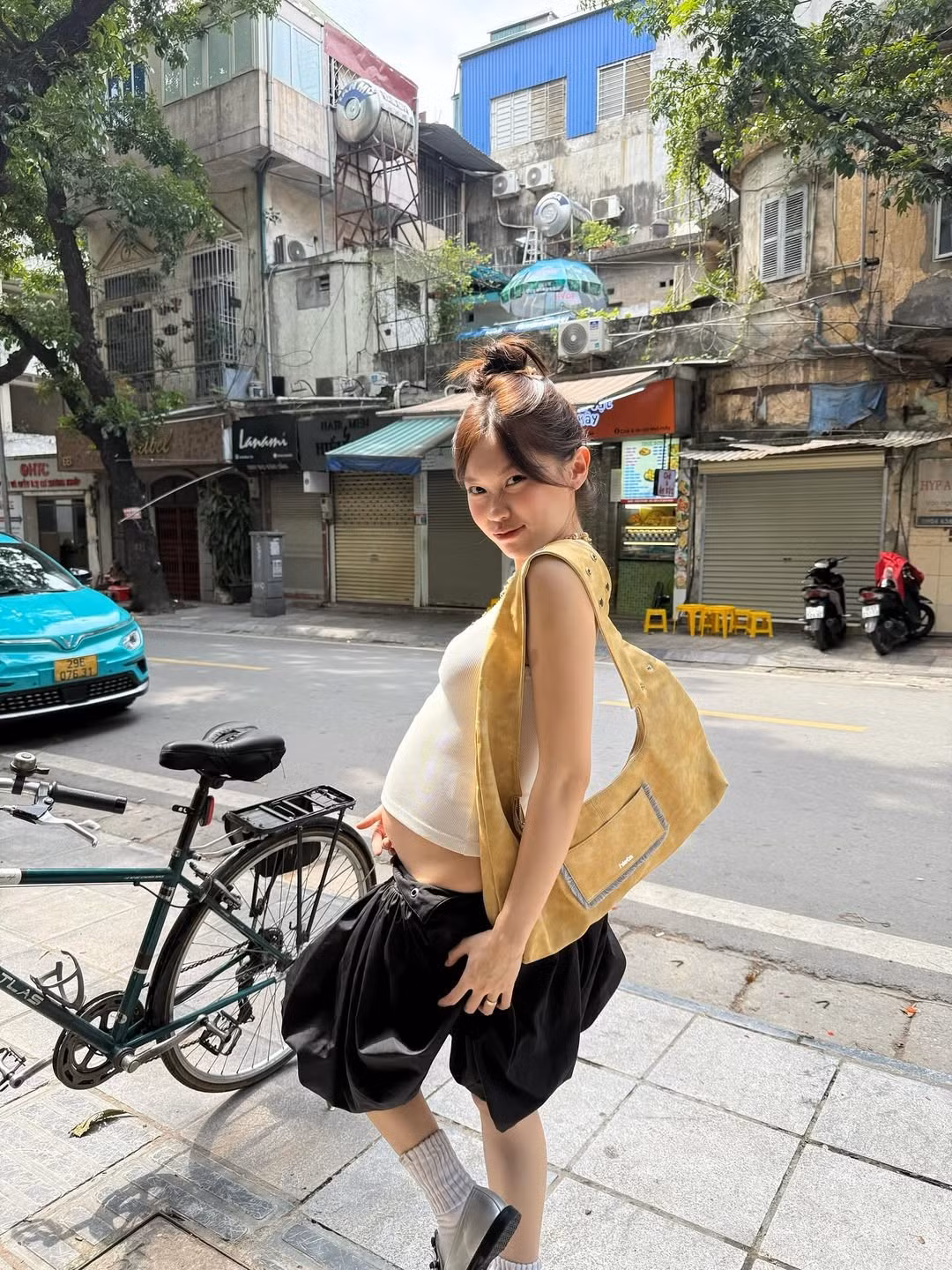 Ly Phạm là một hot girl mạng xã hội được nhiều người biết đến, đặc biệt trong giới trẻ. Ly Phạm sở hữu lượng người theo dõi lớn trên các nền tảng mạng xã hội và được mệnh danh là một "It girl" với gu thời trang ấn tượng. (Ảnh: IGNV)