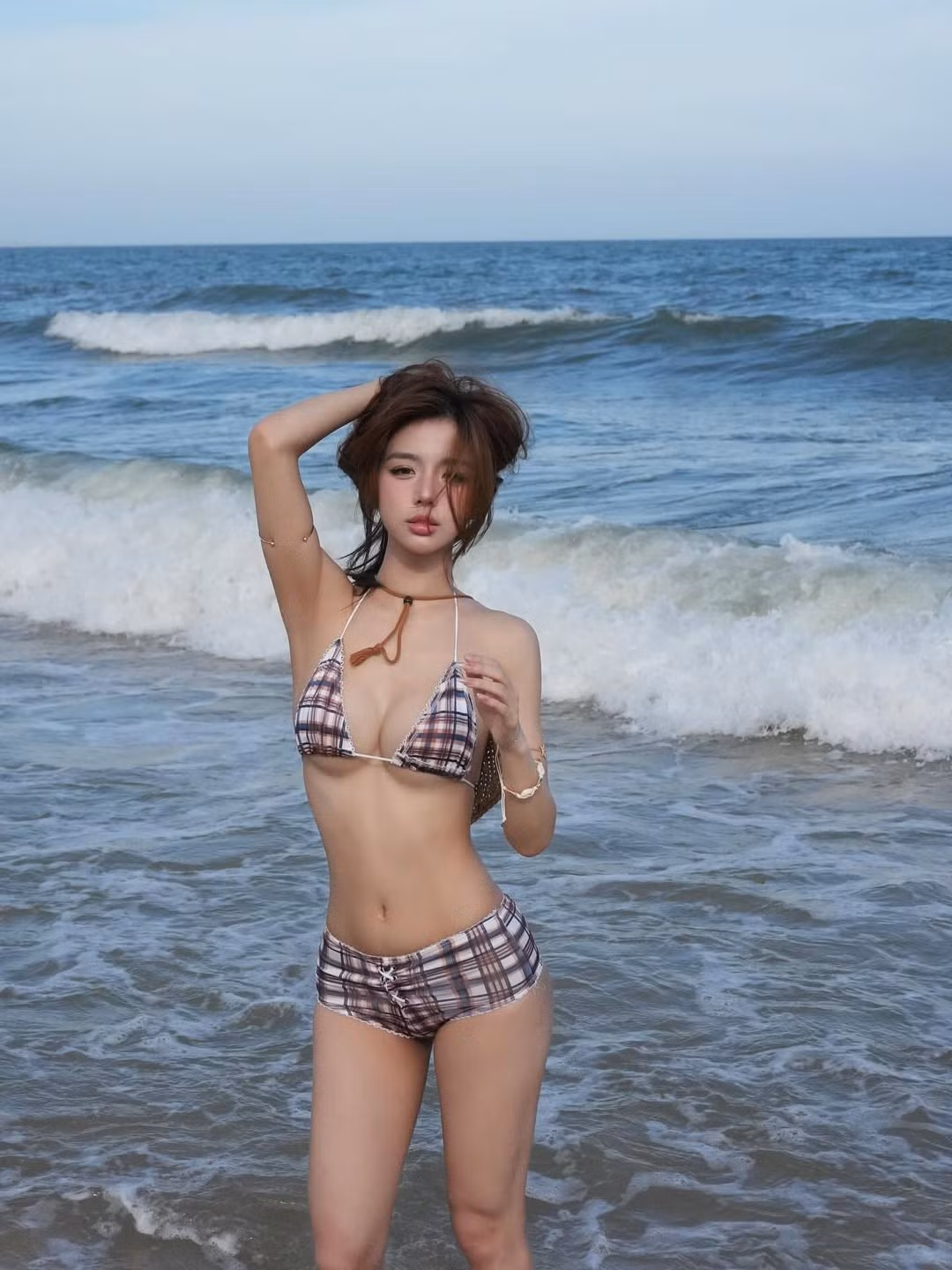 Trong loạt ảnh mới, cô nàng "đốn tim" người hâm mộ bằng loạt ảnh bikini khoe trọn vóc dáng nóng bỏng và thần thái cuốn hút.