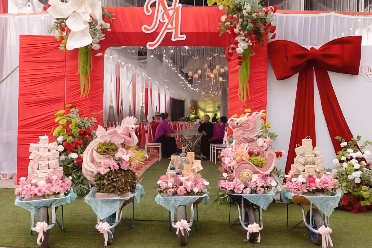 Gần đây, cộng đồng mạng đã xôn xao trước hình ảnh và video về một đám cưới truyền thống ở Việt Nam với chi tiết "độc nhất vô nhị": dùng xe rùa (xe cút kít) để vận chuyển lễ vật thay vì dùng mâm truyền thống.