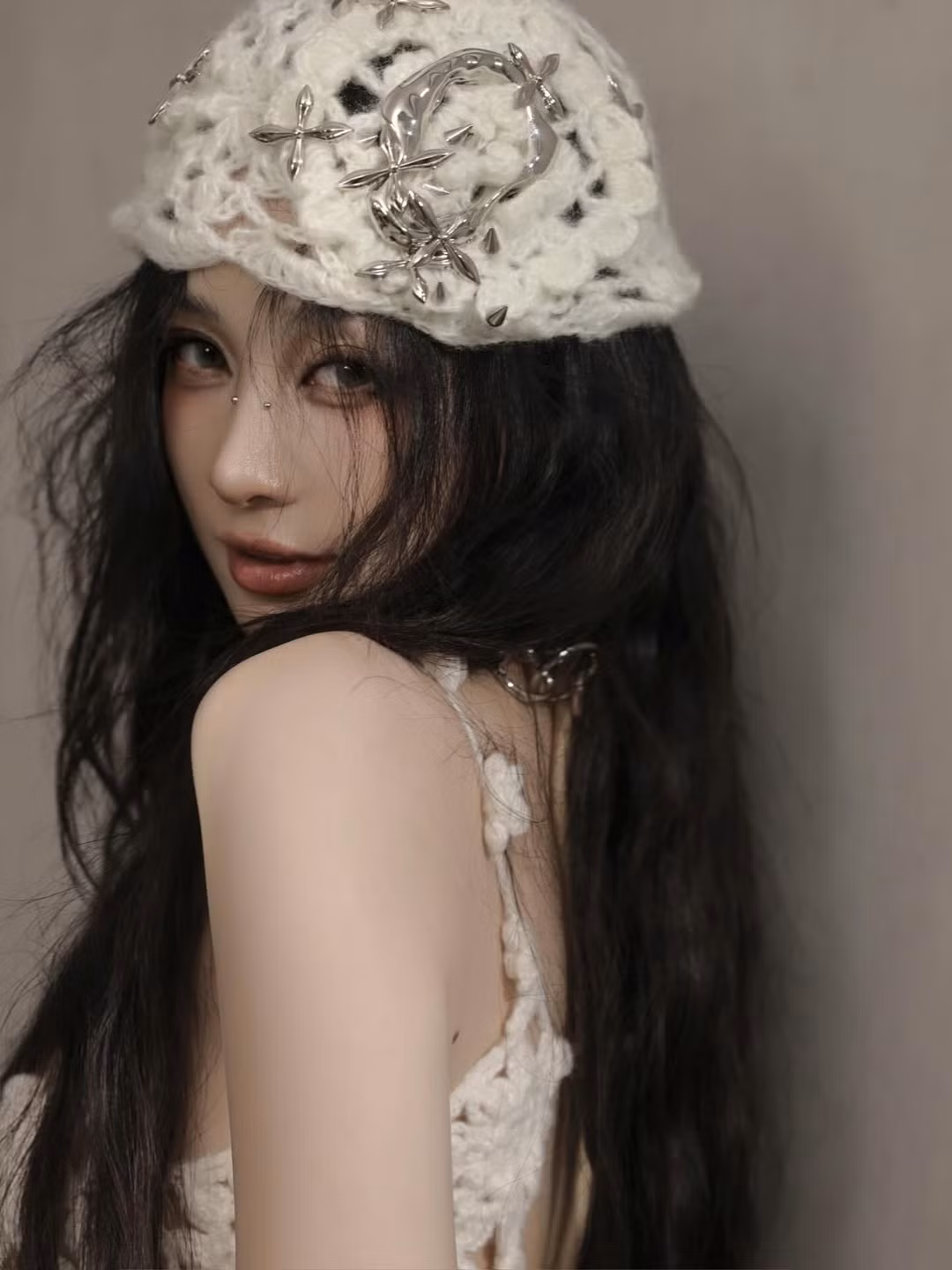 Chi tiết khuyên ở mũi cũng góp phần làm nổi bật nét cá tính, "nổi loạn" của cô. (Ảnh: IGNV)