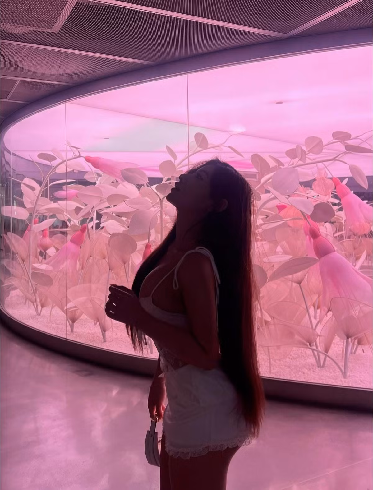 Đặc biệt, chi tiết cúp ngực cùng phần dây buộc tinh tế ở thân áo đã giúp cô nàng khoe trọn vòng một đầy đặn, tạo nên vẻ ngoài vừa ngọt ngào, vừa gợi cảm. (Ảnh: FBNV)