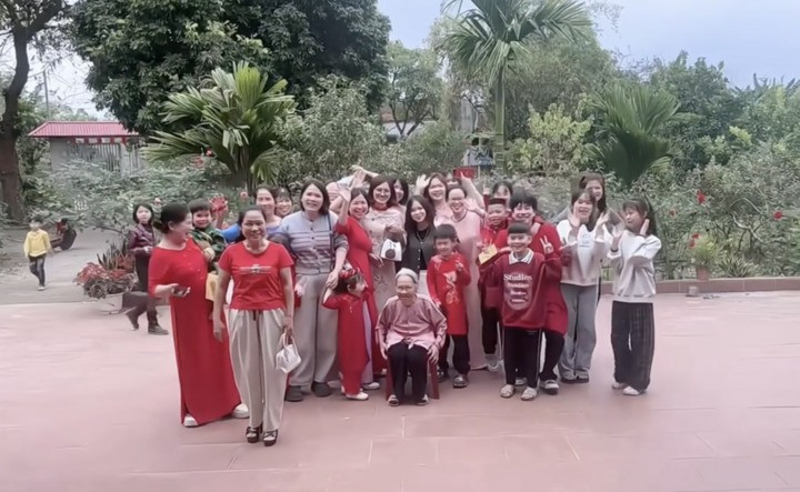 Trào lưu này cũng khiến nhiều người phải "cay sống mũi" bởi không phải ai cũng còn ông bà để thực hiện những thước phim quý giá như vậy. (Ảnh: @thuphuon226)