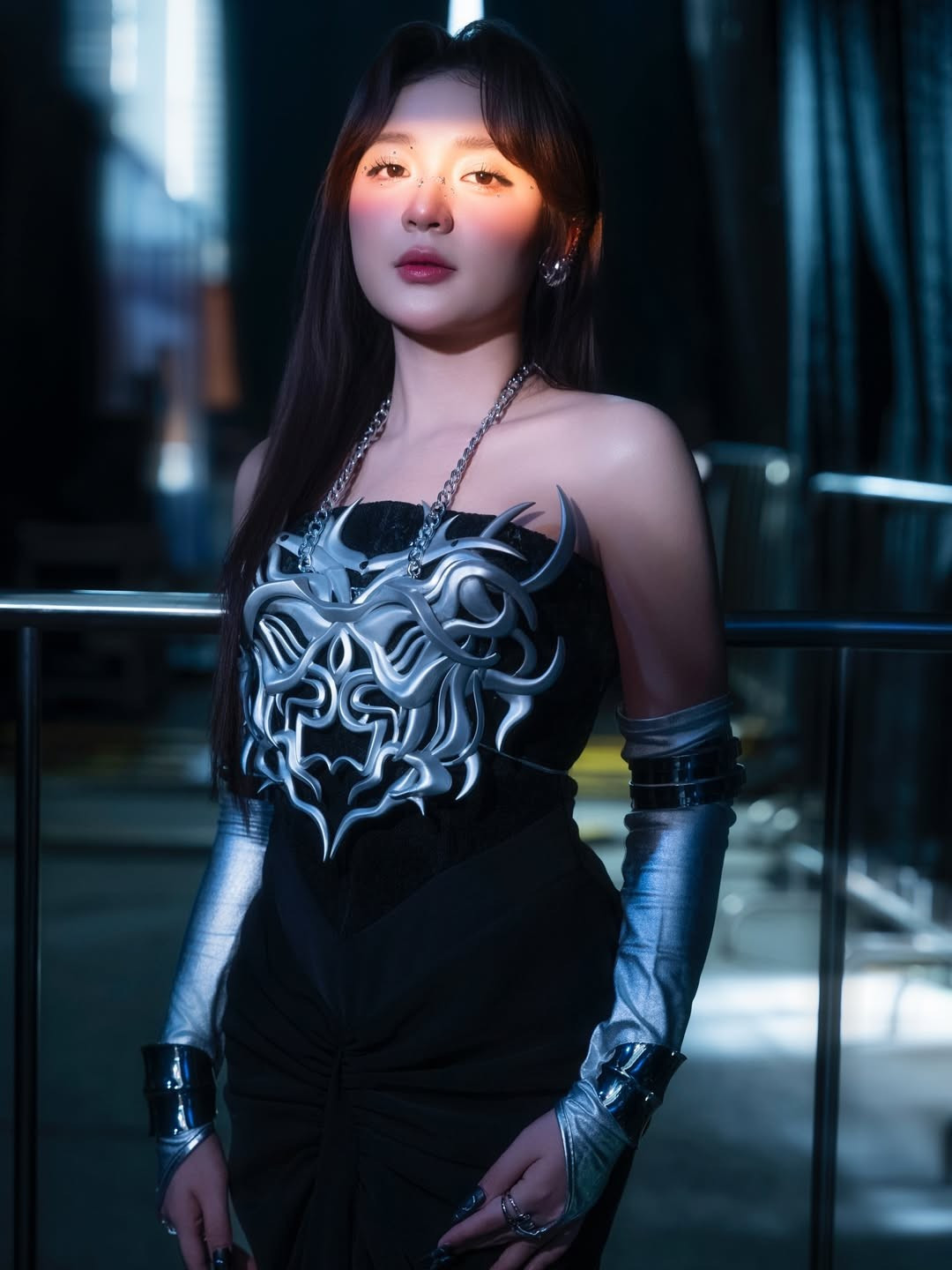 Phương Thảo hoàn thiện vẻ ngoài chiến binh của mình bằng các phụ kiện kim loại bạc với vòng tay giáp lớn ở cả hai bên, dây chuyền xích bản to và đặc biệt là bộ móng tay nhọn sắc sảo màu đen. (Ảnh: IGNV)