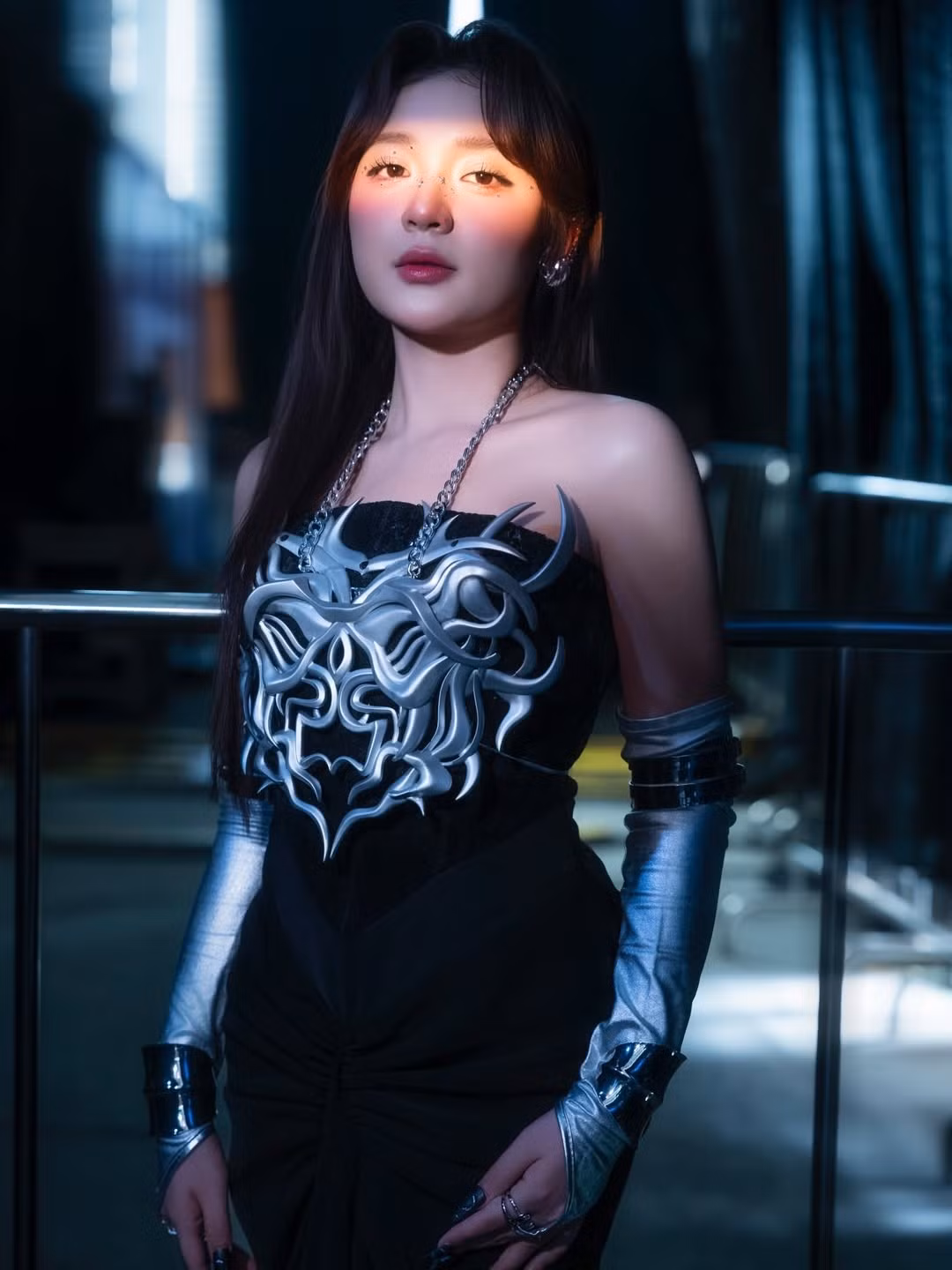 Phương Thảo hoàn thiện vẻ ngoài chiến binh của mình bằng các phụ kiện kim loại bạc với vòng tay giáp lớn ở cả hai bên, dây chuyền xích bản to và đặc biệt là bộ móng tay nhọn sắc sảo màu đen. (Ảnh: IGNV)