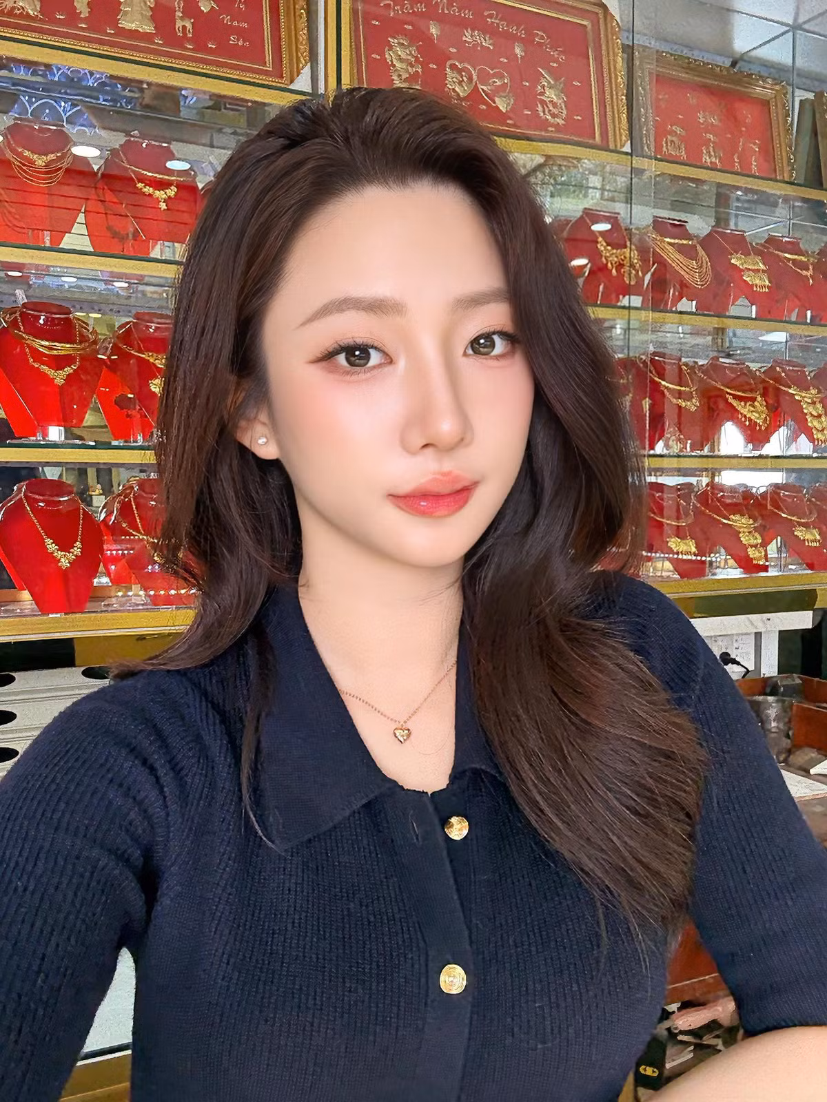 Nguyễn Dung, hay còn được biết đến với biệt danh "Dung bán vàng", là một trong những gương mặt nổi bật trên mạng xã hội, đặc biệt là TikTok.