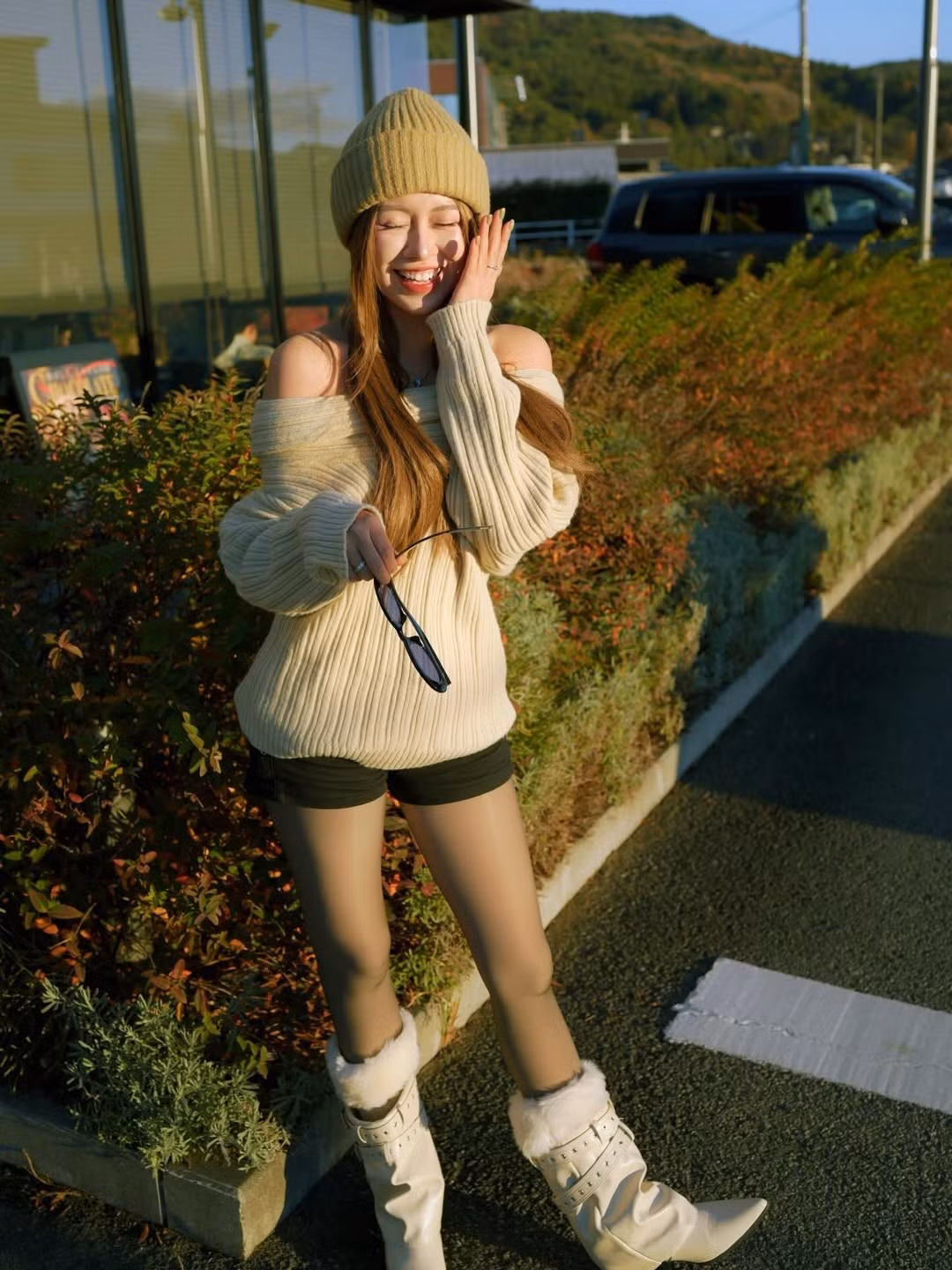 Các bức ảnh giữa ánh nắng chiều vàng rực rỡ lấp lánh tạo nên hiệu ứng thị giác vô cùng lãng mạn và nghệ thuật. (Ảnh: IGNV)