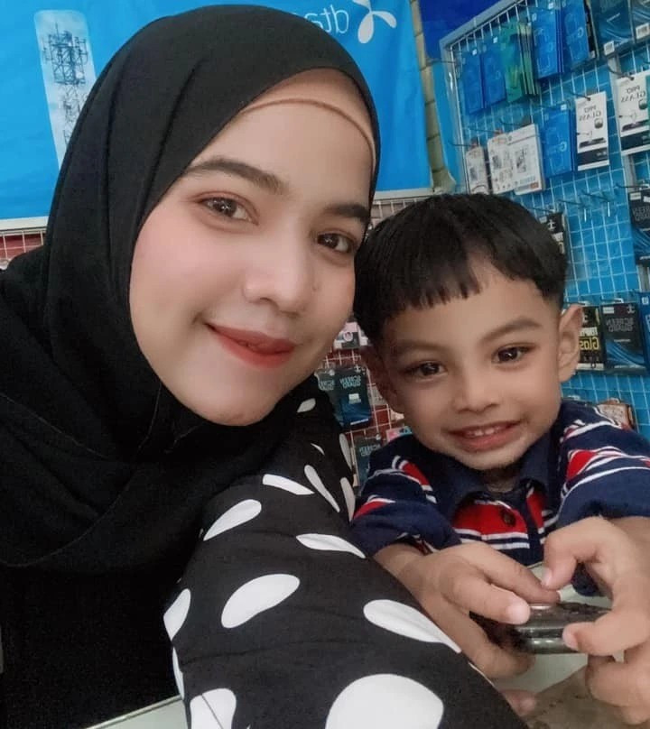 Ở tuổi lên 8, khuôn mặt của Arsya đã có những thay đổi rõ rệt. Cậu bé không còn giữ được nét "nam thần sơ sinh" với chiếc cằm V-line và vẻ ngoài sắc nét như tranh vẽ thuở mới sinh, thay vào đó là một khuôn mặt bầu bĩnh, đầy đặn hơn.