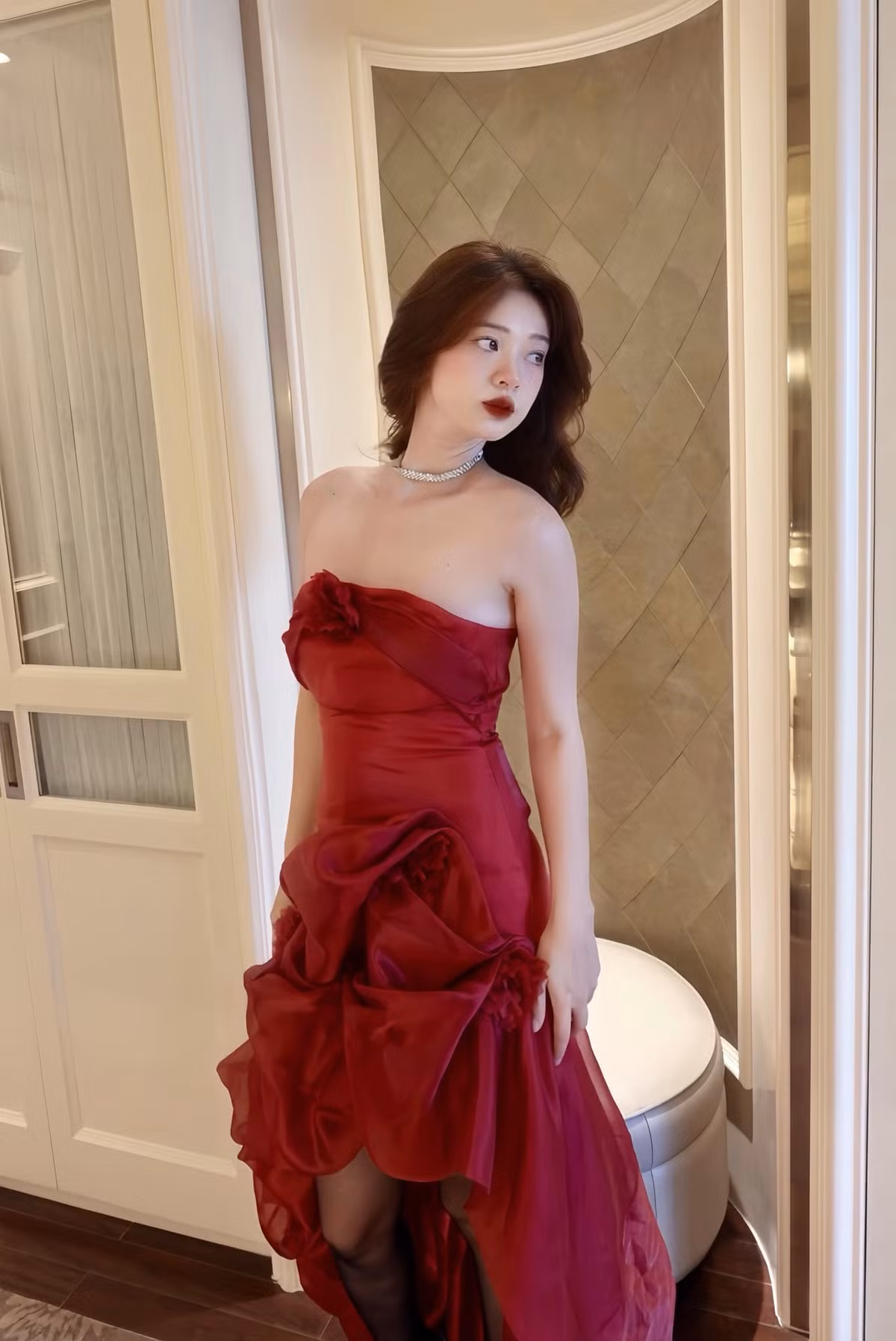 Tuy nhiên, bên cạnh những câu chuyện ngọt ngào thì cặp vợ chồng này cũng gắn liền với không ít thị phi liên quan đến thái độ, cách cư xử trên mạng xã hội và ở nơi công cộng. (Ảnh: FBNV)