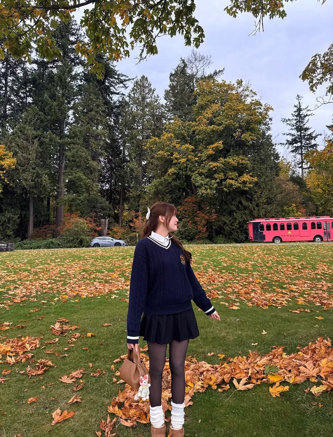 Cô nàng kết hợp với chân váy xếp ly ngắn màu đen, giúp tôn lên đôi chân thon thả. Đặc biệt, cách phối quần tất đen mỏng cùng tất lười màu trắng và giày da lộn nâu nhạt đã tạo nên tổng thể vừa giữ ấm, vừa thời trang, rất phù hợp với tiết trời se lạnh của mùa thu. (Ảnh: IGNV)