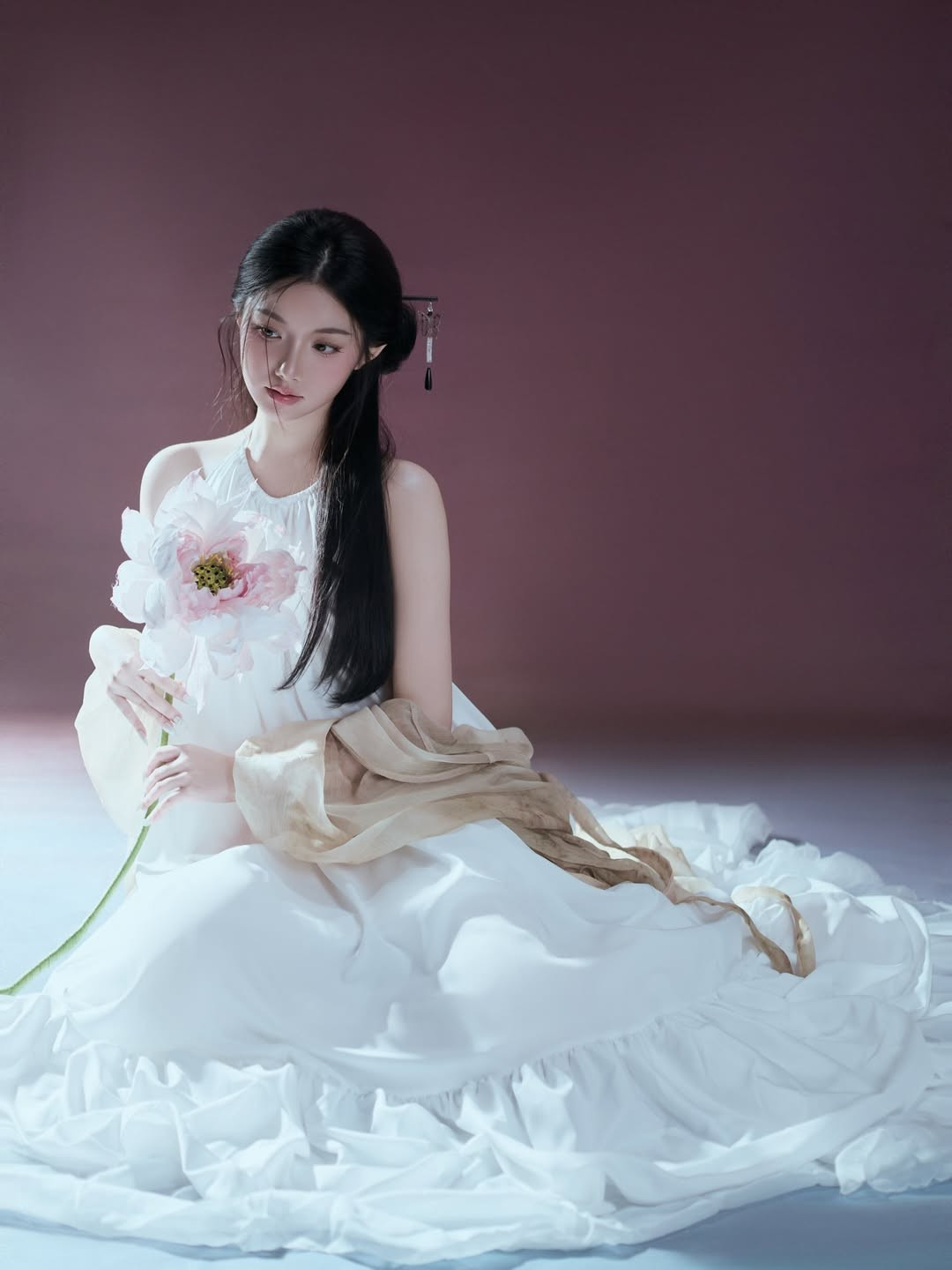 Trong không gian mờ ảo, Quỳnh Trương khéo léo lựa chọn trang phục váy lụa trắng tinh khôi với phần cổ yếm mỏng manh, đầy nữ tính. (Ảnh: IGNV)