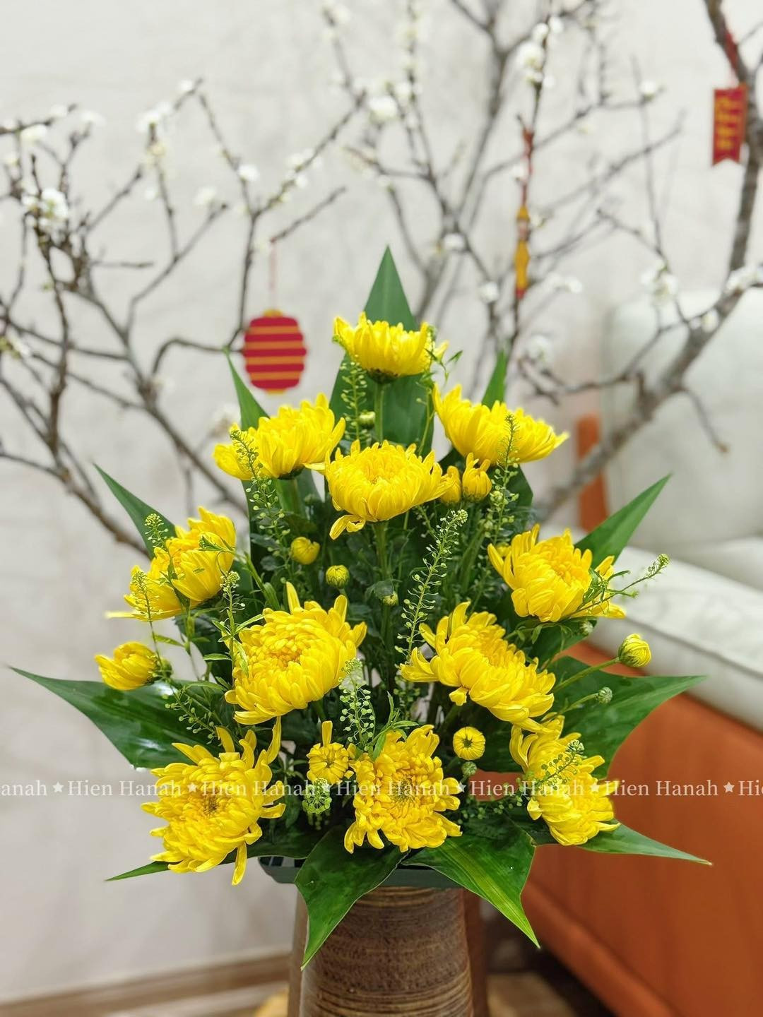 "Hoa không cần đắt tiền, nhưng nhất định phải tươi, phải được cắm cẩn thận, để nhìn vào là thấy sự trân trọng." - Chủ nhân bài viết chia sẻ.