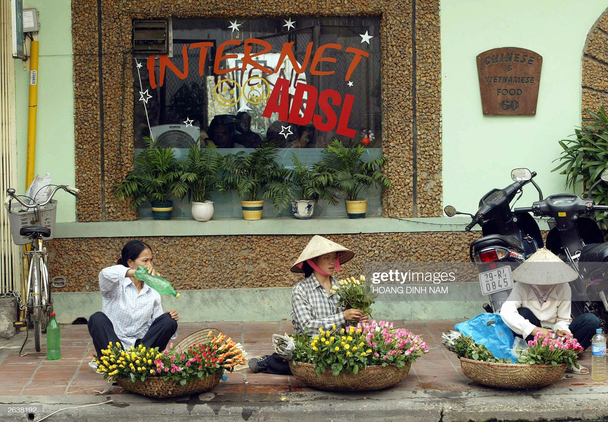 Đó là nơi mà một thế hệ học cách giao tiếp qua mạng, rèn luyện kỹ năng công nghệ đầu tiên, và cũng là nơi những tình bạn, đam mê và ký ức tuổi trẻ được vun đắp. (Ảnh: Hoang Dinh Nam, Chau Doan)