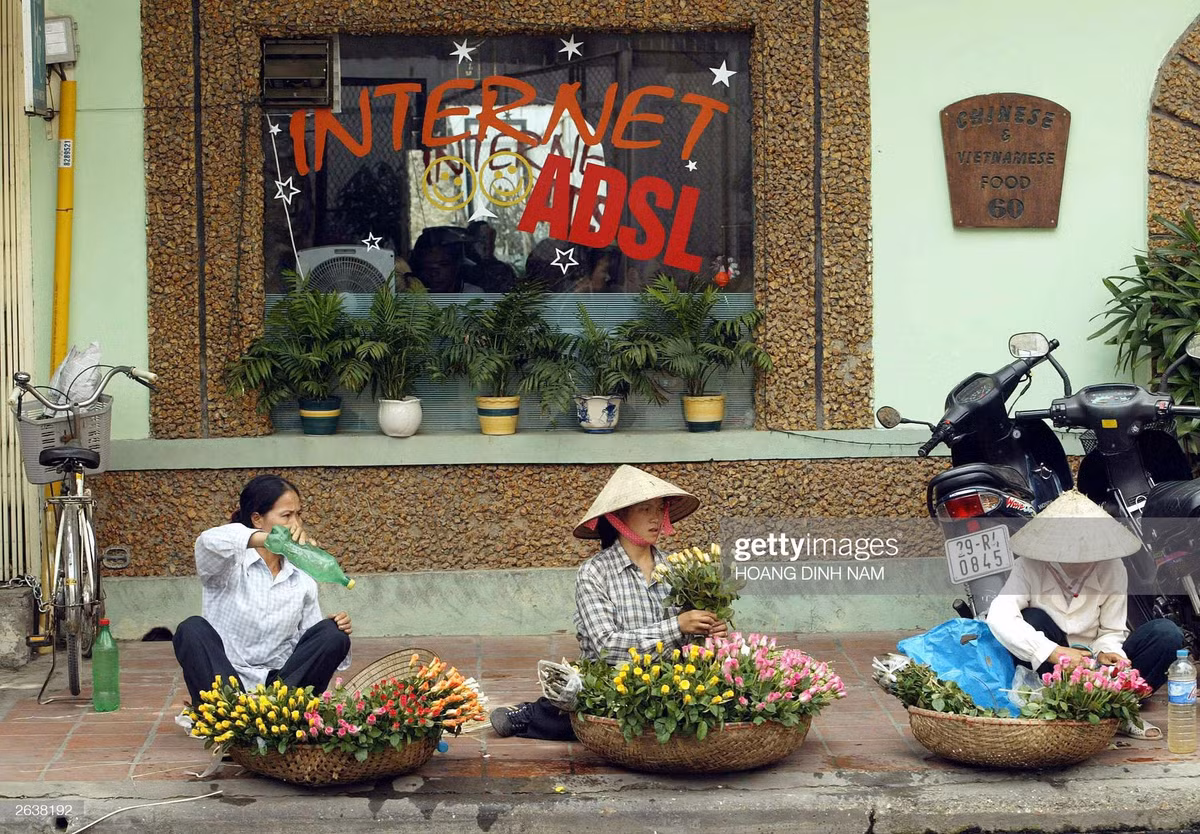 Đó là nơi mà một thế hệ học cách giao tiếp qua mạng, rèn luyện kỹ năng công nghệ đầu tiên, và cũng là nơi những tình bạn, đam mê và ký ức tuổi trẻ được vun đắp. (Ảnh: Hoang Dinh Nam, Chau Doan)