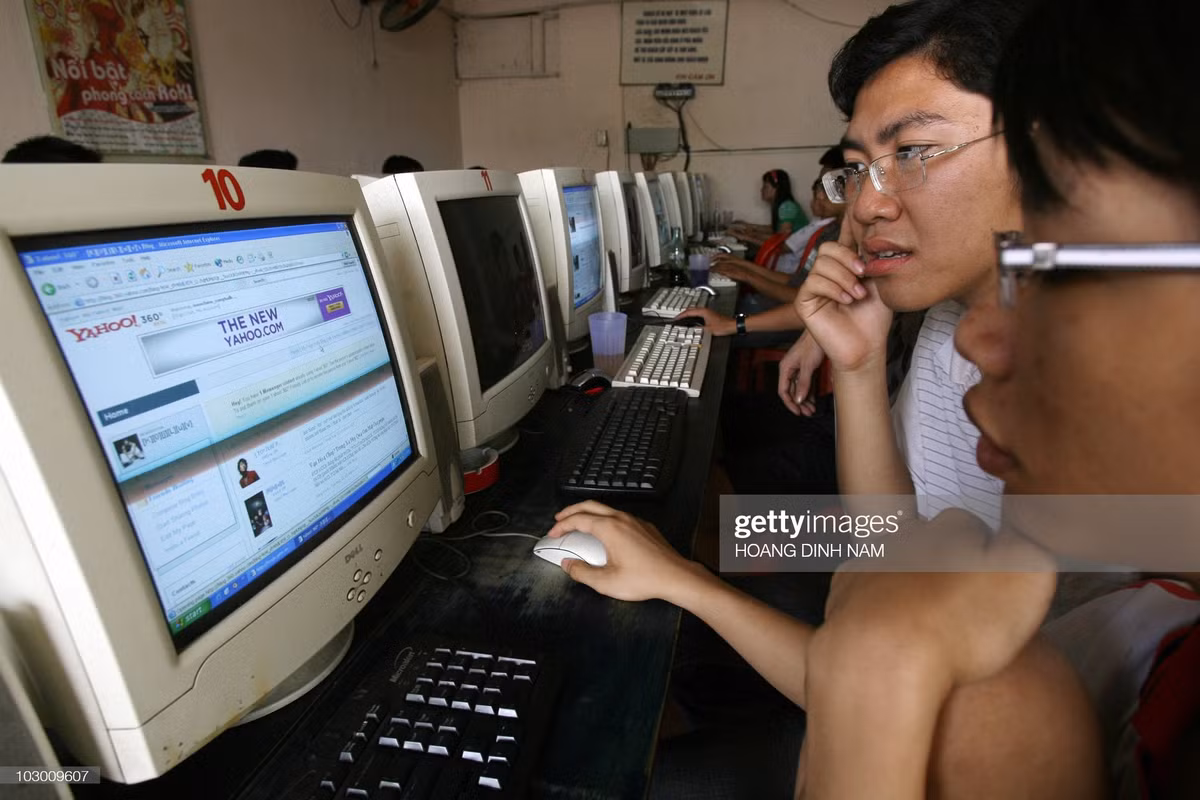 Dù ngày nay Internet đã phát triển mạnh mẽ, điện thoại thông minh đã thay thế rất nhiều chức năng, thì kỷ nguyên “cắm net” vẫn là một phần hồn của văn hóa đô thị Việt Nam đầu thế kỷ 21. (Ảnh: Hoang Dinh Nam, Chau Doan)