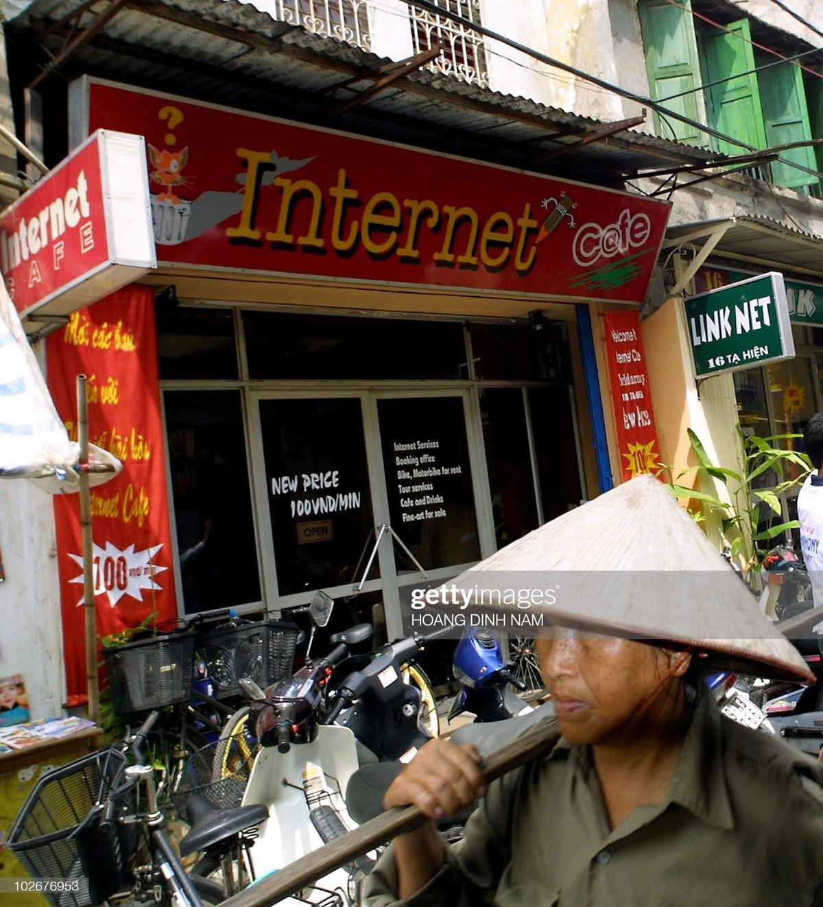 Từ cuối những năm 1990 đến khoảng giữa thập niên 2000, văn hóa “cắm net” bùng nổ như một phần không thể thiếu trong đời sống giới trẻ tại Hà Nội và TP.HCM. (Ảnh: Hoang Dinh Nam, Chau Doan)