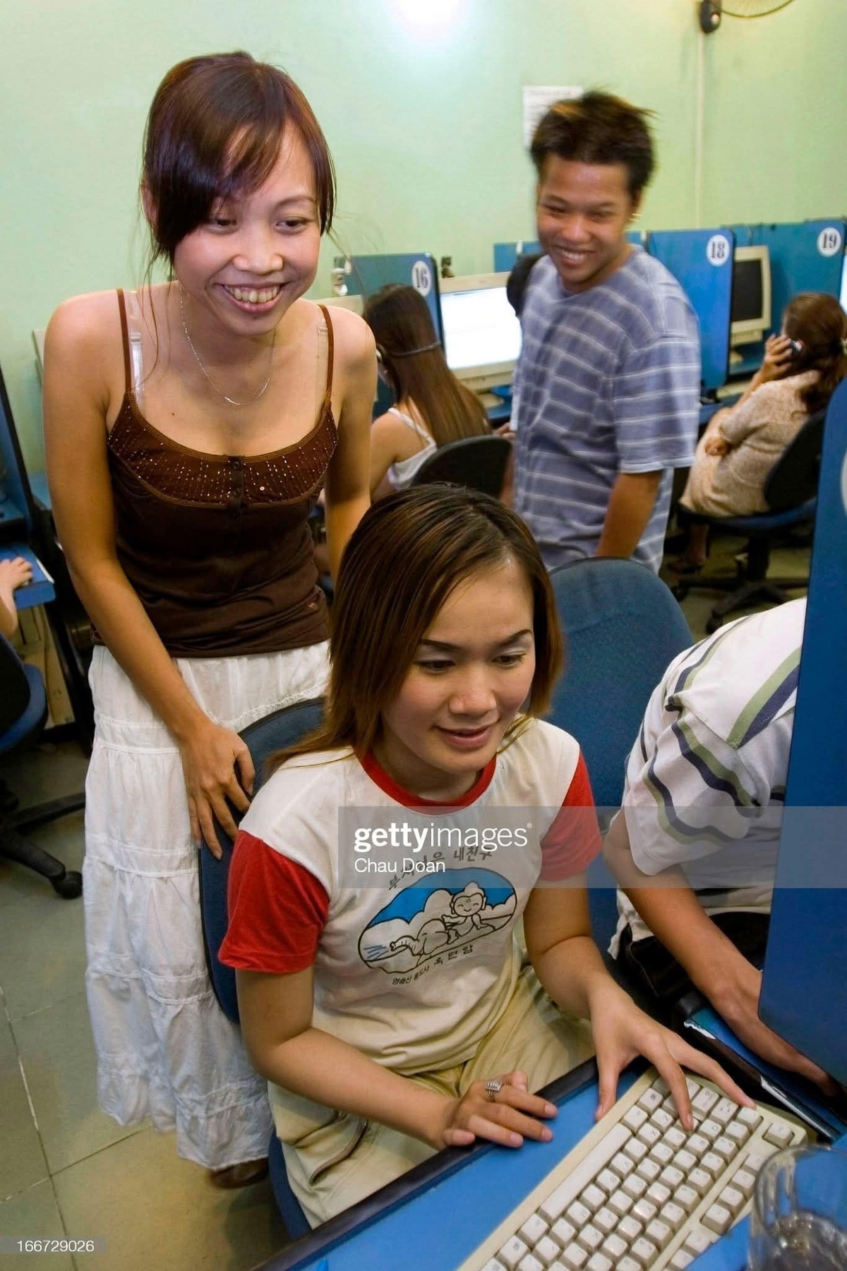 Đó là "thời kỳ hoàng kim" của những tiệm net nhỏ nhưng lúc nào cũng chật kín người, nơi những game thủ 8x, 9x đầu đời bắt đầu hình thành bản sắc của một thế hệ sống cùng bàn phím, chuột và những giấc mơ điện tử. (Ảnh: Hoang Dinh Nam, Chau Doan)