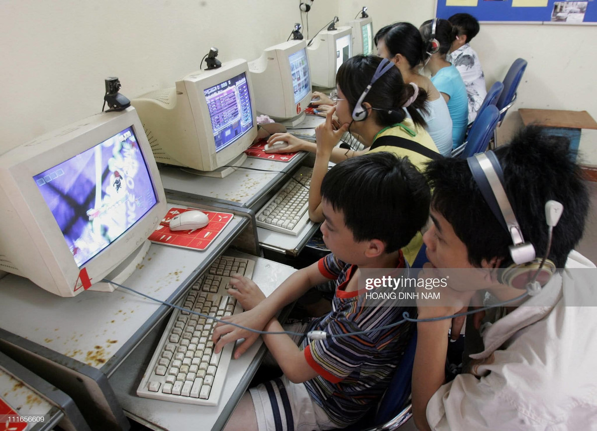 Ở Hà Nội, những con phố như Lý Thường Kiệt, Bạch Mai, Khâm Thiên hay Tôn Đức Thắng từng là “thánh địa” của các tiệm net lớn nhỏ, hoạt động từ sáng sớm tới tận khuya. (Ảnh: Hoang Dinh Nam, Chau Doan)