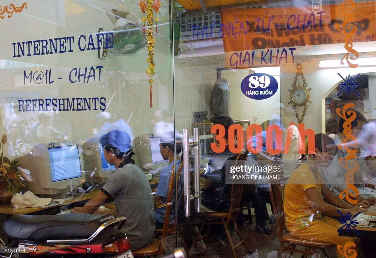 Có những buổi “cúp học đi net”, có những đêm “ngủ gục trên bàn phím”, hay những buổi chia nhau gói mì Hảo Hảo để “cày thâu đêm”… Tất cả đã tạo nên một thời kỳ hoàng kim đáng nhớ. (Ảnh: Hoang Dinh Nam, Chau Doan)