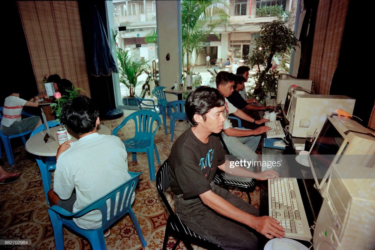 Nói đến game thì không thể không kể đến các tượng đài như Đế Chế (AOE), Counter-Strike (Half-Life), MU Online, Gunbound, Võ Lâm Truyền Kỳ, hay sau đó là DotA Allstars trong Warcraft III. Những game này không chỉ là thú vui tiêu khiển, mà còn là nơi người chơi thể hiện chiến lược, kỹ năng và cả… cái tôi. (Ảnh: Hoang Dinh Nam, Chau Doan)