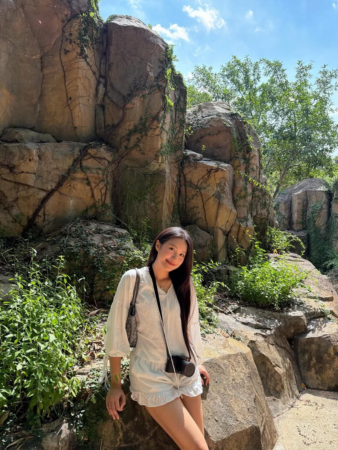 Sau khi về chung một nhà với hậu vệ Đoàn Văn Hậu, Doãn Hải My được khen ngợi là người phụ nữ của gia đình nhưng vẫn duy trì được sức hút riêng. Cô không chọn lối sống hào nhoáng mà thường xuyên chia sẻ những khoảnh khắc bình dị, những chuyến đi trải nghiệm thiên nhiên cùng chồng con. (Ảnh: IGNV)