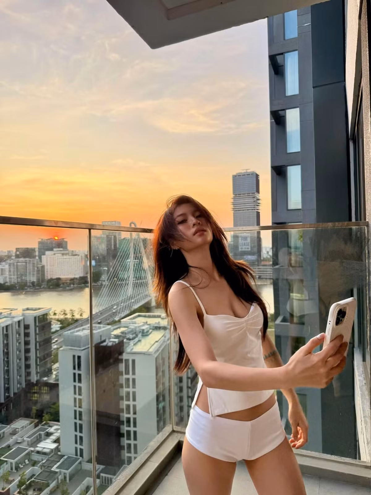 Dù là ngồi chill ở quán cà phê, dạo phố hay tận hưởng hoàng hôn trên ban công, Bảo Ngọc luôn biết cách khiến mình trở nên nổi bật. (Ảnh: IGNV)