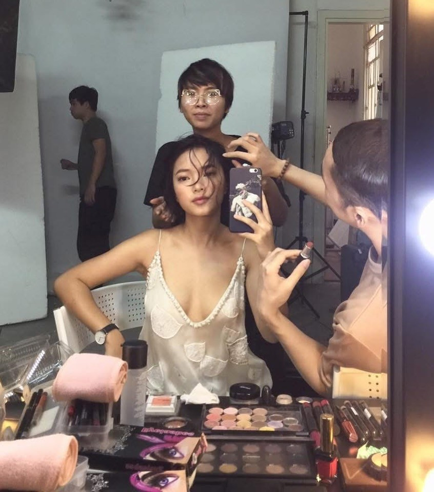 Dù là khi làm mẫu ảnh trong studio hay những khoảnh khắc đời thường, cô nàng luôn biết cách tận dụng góc mặt để tạo nên những khung hình đầy tính nghệ thuật. (Ảnh: IGNV)