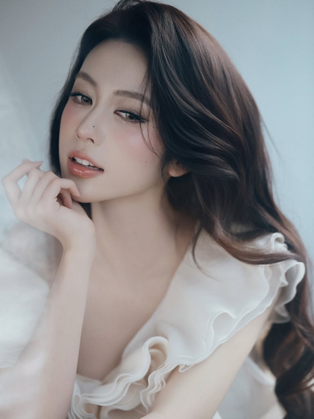 Trong làng mẫu ảnh và cộng đồng mạng Việt Nam gần đây, cô nàng Tiktoker Tô Đát Kỷ (tên thật Hà An) đang trở thành tâm điểm thu hút mọi ánh nhìn. Được ví như nàng "hồng nhan họa thủy" bước ra từ truyền thuyết, Tô Đát Kỷ sở hữu nhan sắc mang đậm nét cổ điển nhưng cũng đầy hơi thở hiện đại, khiến người xem khó lòng rời mắt. (Ảnh: IGNV)