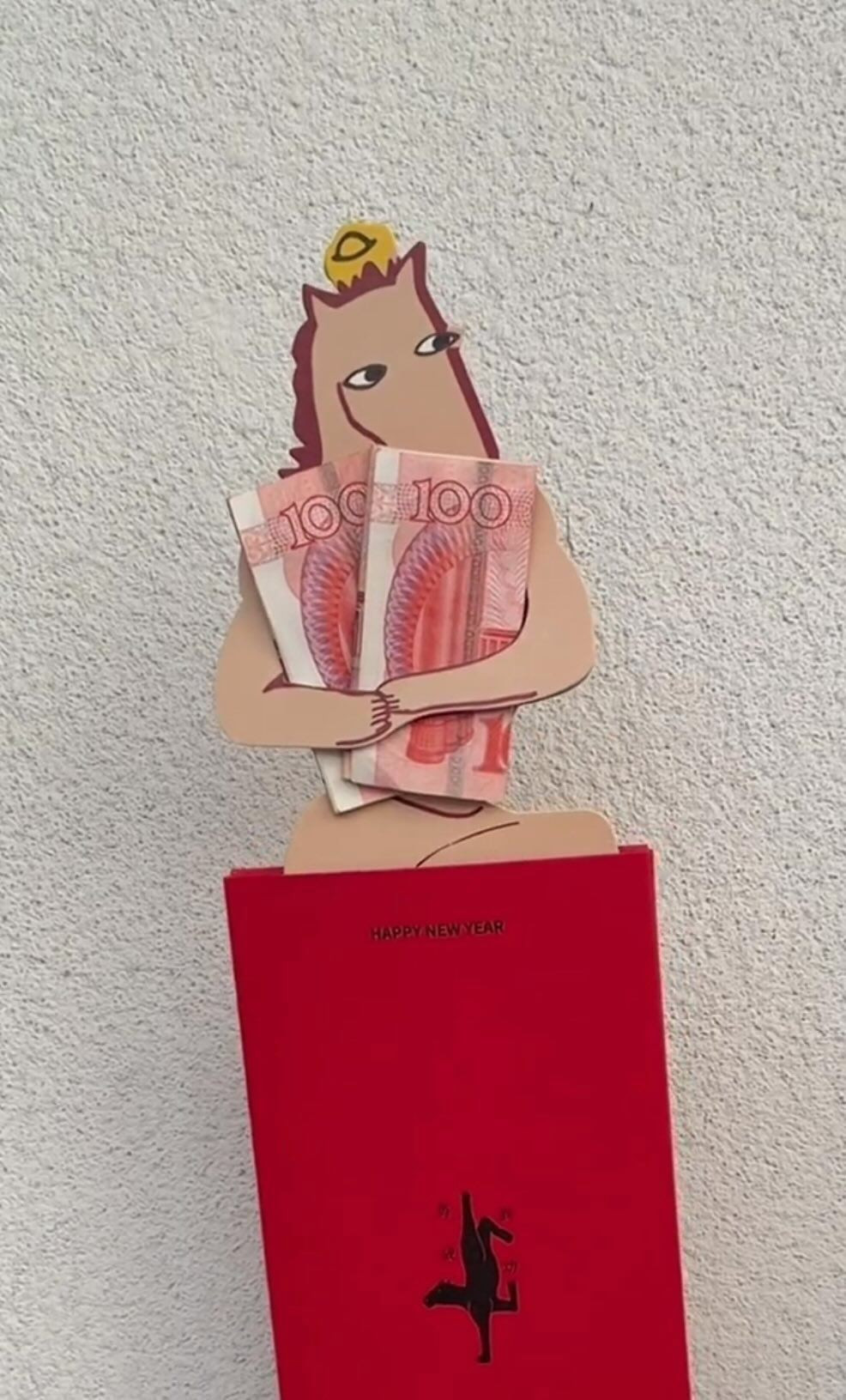 Không thể thiếu trong bộ sưu tập năm nay là những mẫu bao lì xì mang tính giải trí cao. Điển hình là hình ảnh chú ngựa với biểu cảm "khó đỡ" đang ôm chặt xấp tiền mặt.