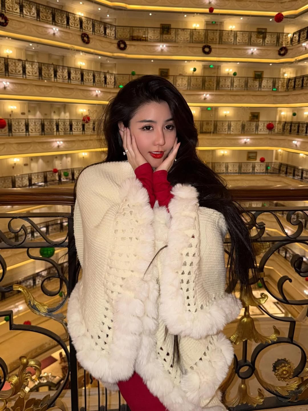 Mới đây, Võ Ngọc Trân lại một lần nữa khiến cộng đồng mạng "dậy sóng" khi tung bộ ảnh mới đầy sang chảnh. Trong sắc đỏ rực rỡ và không gian xa hoa, nàng hot girl sinh năm 2001 khoe trọn vóc dáng "vạn người mê" cùng thần thái chuẩn tiểu thư đài các. (Ảnh: IGNV)