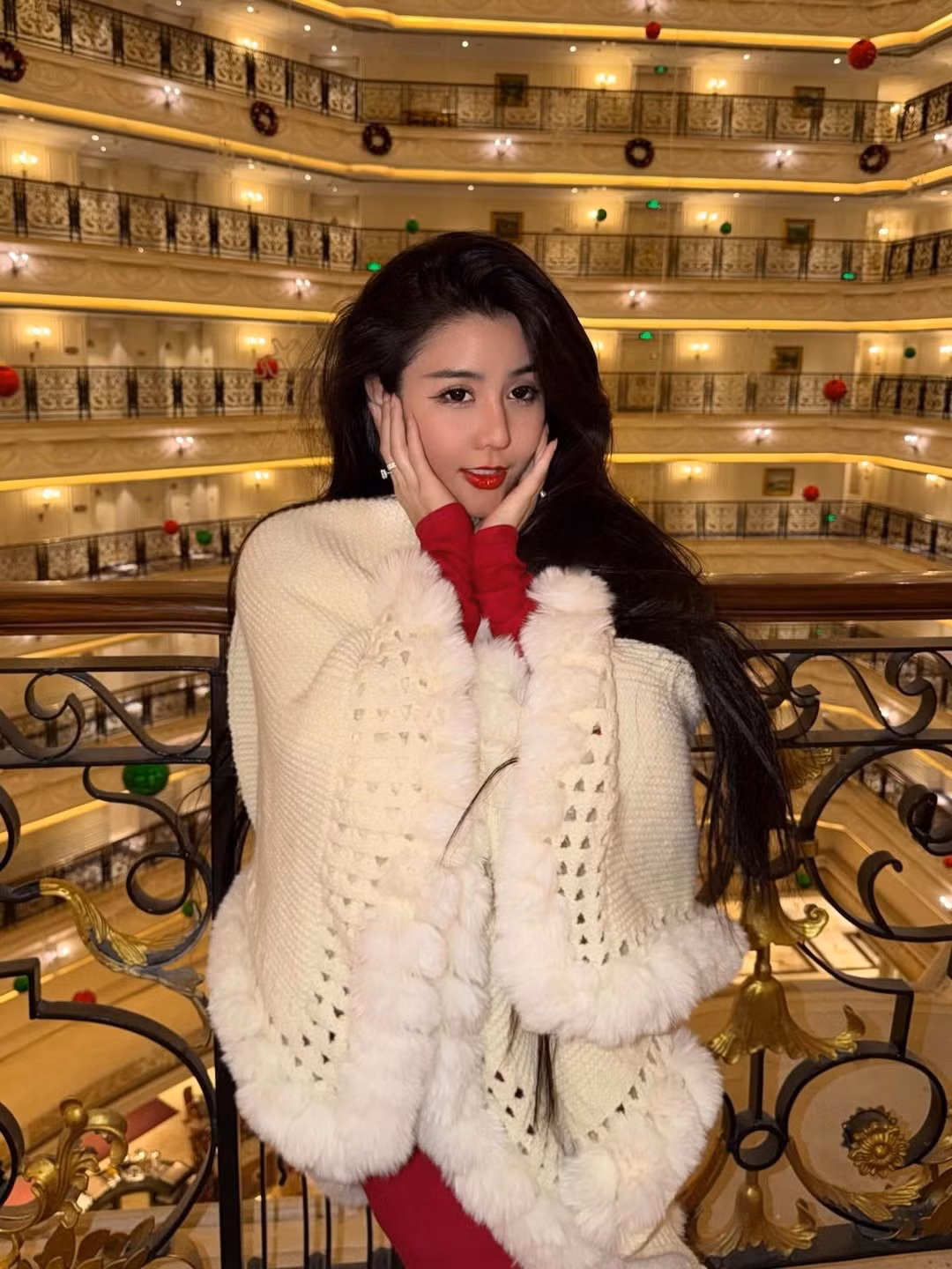 Mới đây, Võ Ngọc Trân lại một lần nữa khiến cộng đồng mạng "dậy sóng" khi tung bộ ảnh mới đầy sang chảnh. Trong sắc đỏ rực rỡ và không gian xa hoa, nàng hot girl sinh năm 2001 khoe trọn vóc dáng "vạn người mê" cùng thần thái chuẩn tiểu thư đài các. (Ảnh: IGNV)