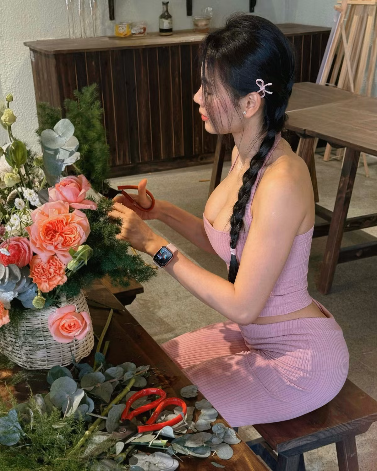 Bộ đồ với chất liệu gân co giãn, vừa mềm mại vừa tôn lên sự nữ tính, cũng giúp tôn lên thân hình không góc chết của cô nàng.