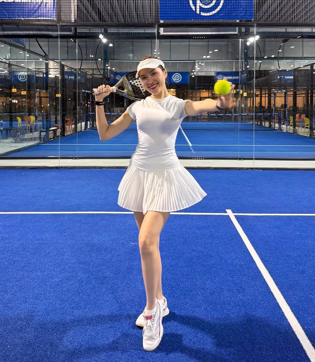 Trong trang phục thể thao màu trắng tinh khôi, Thanh Thanh Huyền đã có những khoảnh khắc đẹp trên sân Padel. Nữ MC bày tỏ trên trang cá nhân: "Tennis thì khó, Pickleball thì nhanh còn Padel thì chóng mặt".