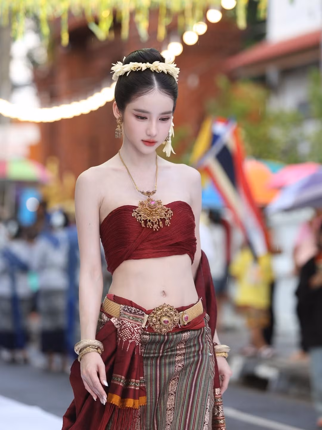 Tại sự kiện, Yoshi Rinrada xuất hiện lộng lẫy và nổi bật. Cô khoác lên mình bộ trang phục truyền thống Thái Lan với phong cách cổ điển, thường thấy trong các lễ rước hoặc sự kiện hoàng gia. (Ảnh: IGNV)