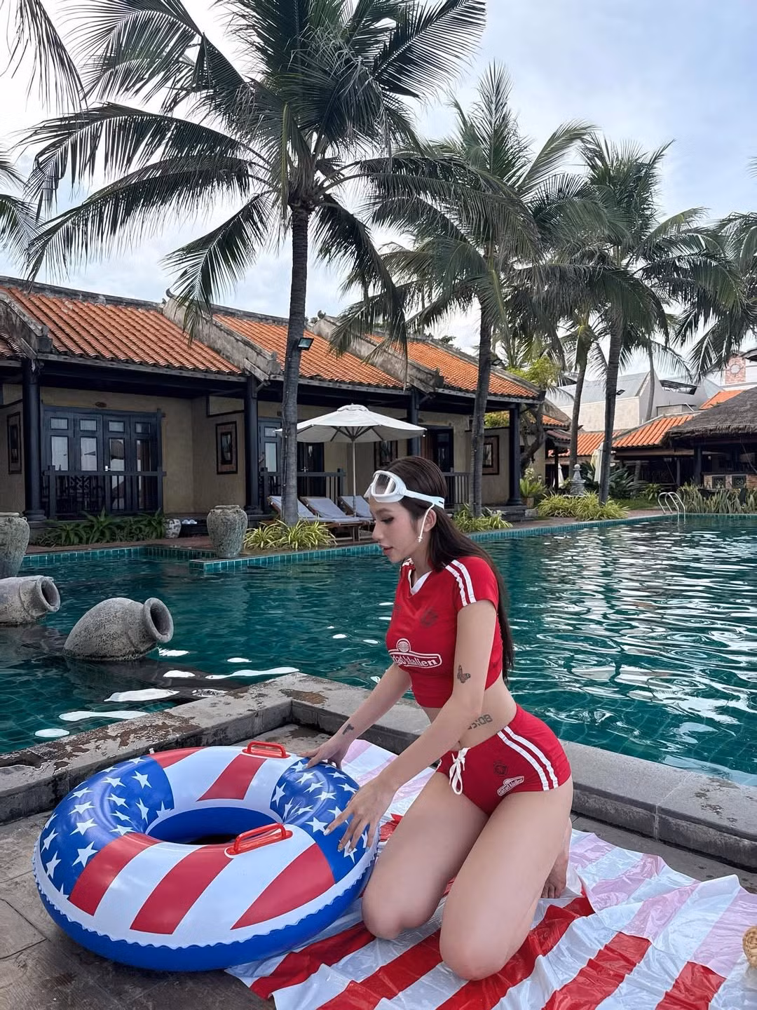 Tuy nhiên, cô cũng là một cái tên không ít lần vướng phải các ồn ào liên quan đến đời tư, khiến cô được mệnh danh là "nữ TikToker thị phi". Dù vậy, sức hút của Quỳnh Như trên mạng xã hội vẫn không hề giảm sút.