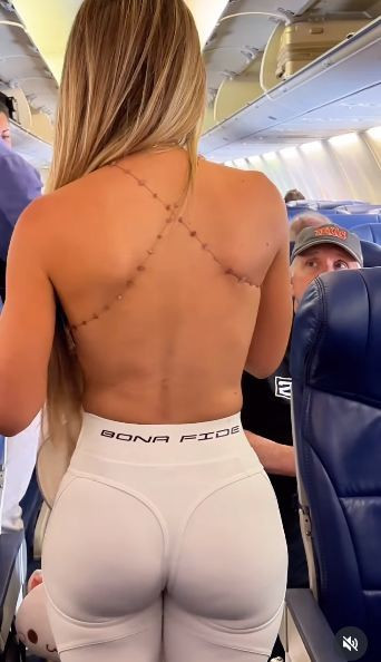 "Đi máy bay nên chọn trang phục kín đáo và lịch sự một chút", "Thoải mái là một chuyện, nhưng phô trương quá thì lại thành phản cảm", "Không gian chung như vậy nên ý tứ hơn"... là những ý kiến phổ biến. Một số ý kiến khác còn lo ngại về vấn đề giữ ấm cơ thể trong môi trường máy bay thường có nhiệt độ thấp.