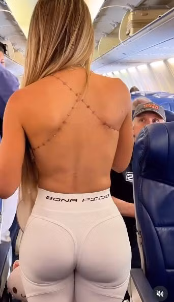 "Đi máy bay nên chọn trang phục kín đáo và lịch sự một chút", "Thoải mái là một chuyện, nhưng phô trương quá thì lại thành phản cảm", "Không gian chung như vậy nên ý tứ hơn"... là những ý kiến phổ biến. Một số ý kiến khác còn lo ngại về vấn đề giữ ấm cơ thể trong môi trường máy bay thường có nhiệt độ thấp.