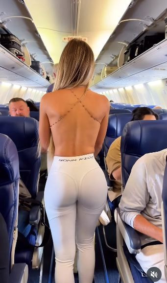 Một bộ phận cư dân mạng bày tỏ sự ngưỡng mộ với vóc dáng của cô gái và cho rằng đây là lựa chọn trang phục cá nhân, phù hợp với xu hướng thời trang hiện đại. Họ cho rằng miễn là không vi phạm quy định của hãng hàng không, việc lựa chọn trang phục thoải mái là quyền của mỗi người.