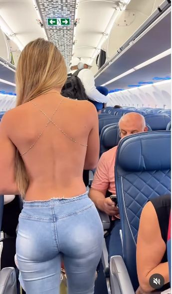 Trong clip, cô gái trẻ sở hữu mái tóc vàng óng và thân hình cân đối, diện một chiếc áo có thiết kế độc đáo với phần lưng được khoét sâu, để lộ gần như toàn bộ tấm lưng trần.