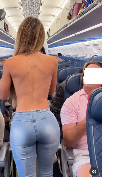Hình ảnh cô gái di chuyển trên lối đi giữa các hàng ghế trong khoang máy bay đã thu hút ánh nhìn của nhiều hành khách xung quanh, bao gồm cả các nhân viên hàng không. Sự xuất hiện của cô với trang phục có phần "thoáng" này đã nhanh chóng lan truyền và tạo ra nhiều ý kiến trái chiều.