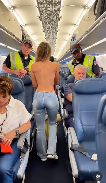 Mới đây, một đoạn clip và hình ảnh ghi lại cảnh một nữ hành khách trên máy bay đã nhanh chóng trở thành tâm điểm chú ý trên các nền tảng mạng xã hội.