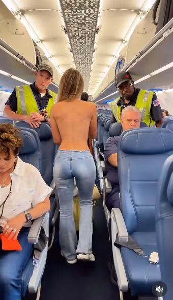 Mới đây, một đoạn clip và hình ảnh ghi lại cảnh một nữ hành khách trên máy bay đã nhanh chóng trở thành tâm điểm chú ý trên các nền tảng mạng xã hội.