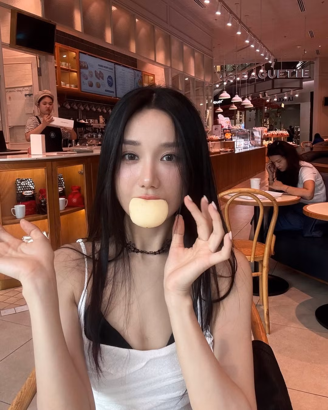 Điểm nhấn táo bạo nằm ở thiết kế áo như lộ phần nội y đen phía trong – một phong cách từng gây tranh cãi nhưng hiện đang là xu hướng của giới trẻ yêu thời trang.