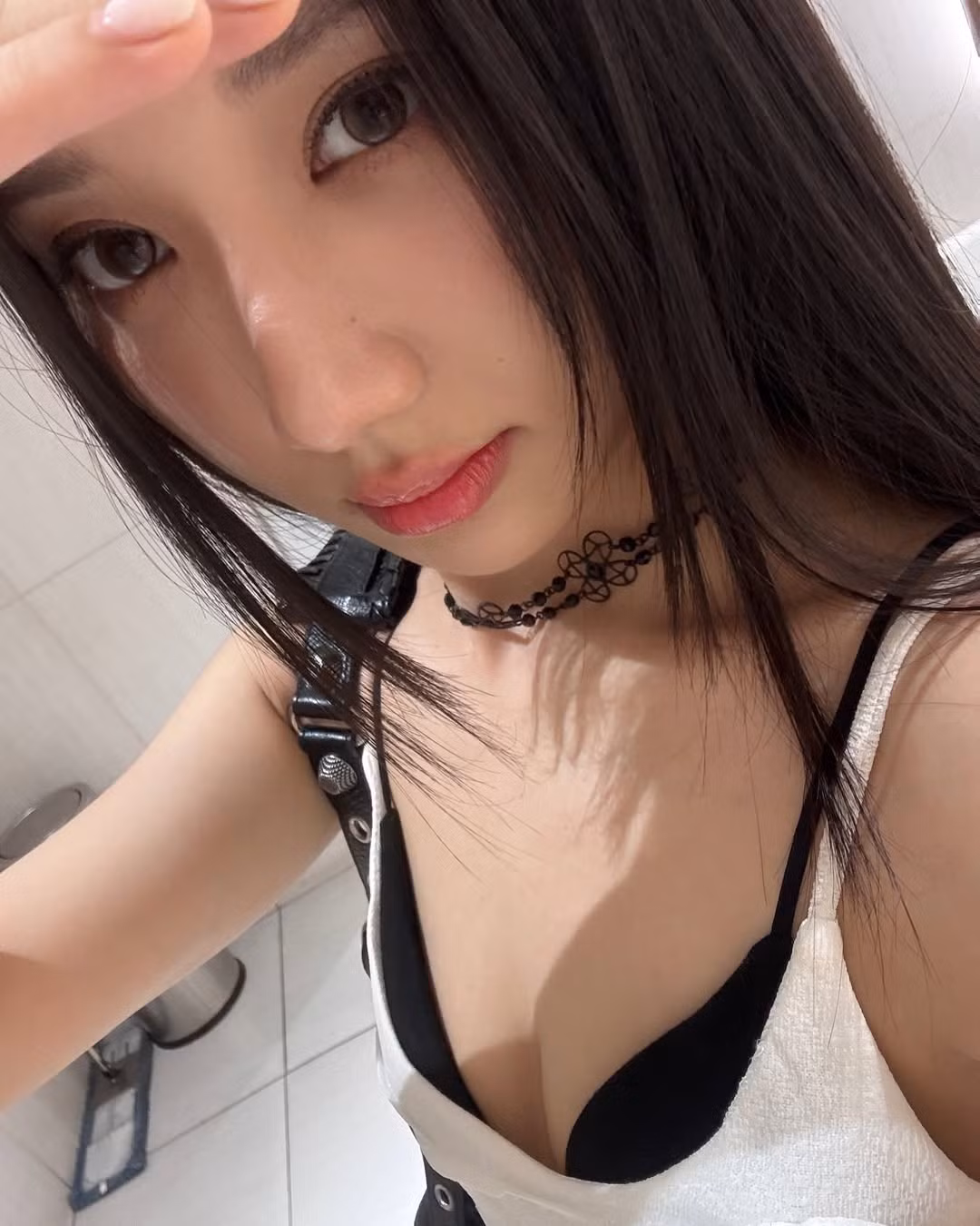 Góc hình selfie cận cảnh của cô nàng khiến người đối diện phải đứng hình với gương mặt "xinh yêu" cùng vòng 1 lấp ló.