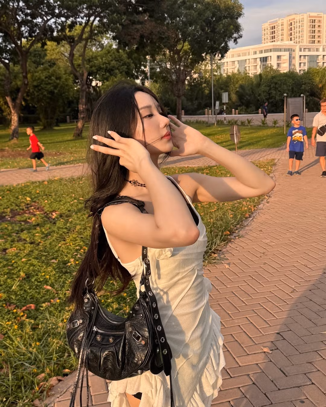 Khác với hình ảnh nữ tính, kín đáo từng gắn liền với danh xưng “cô giáo stream”, Mina Young dần lột xác với gu thời trang gợi cảm, không ngại thử nghiệm những xu hướng mới lạ.