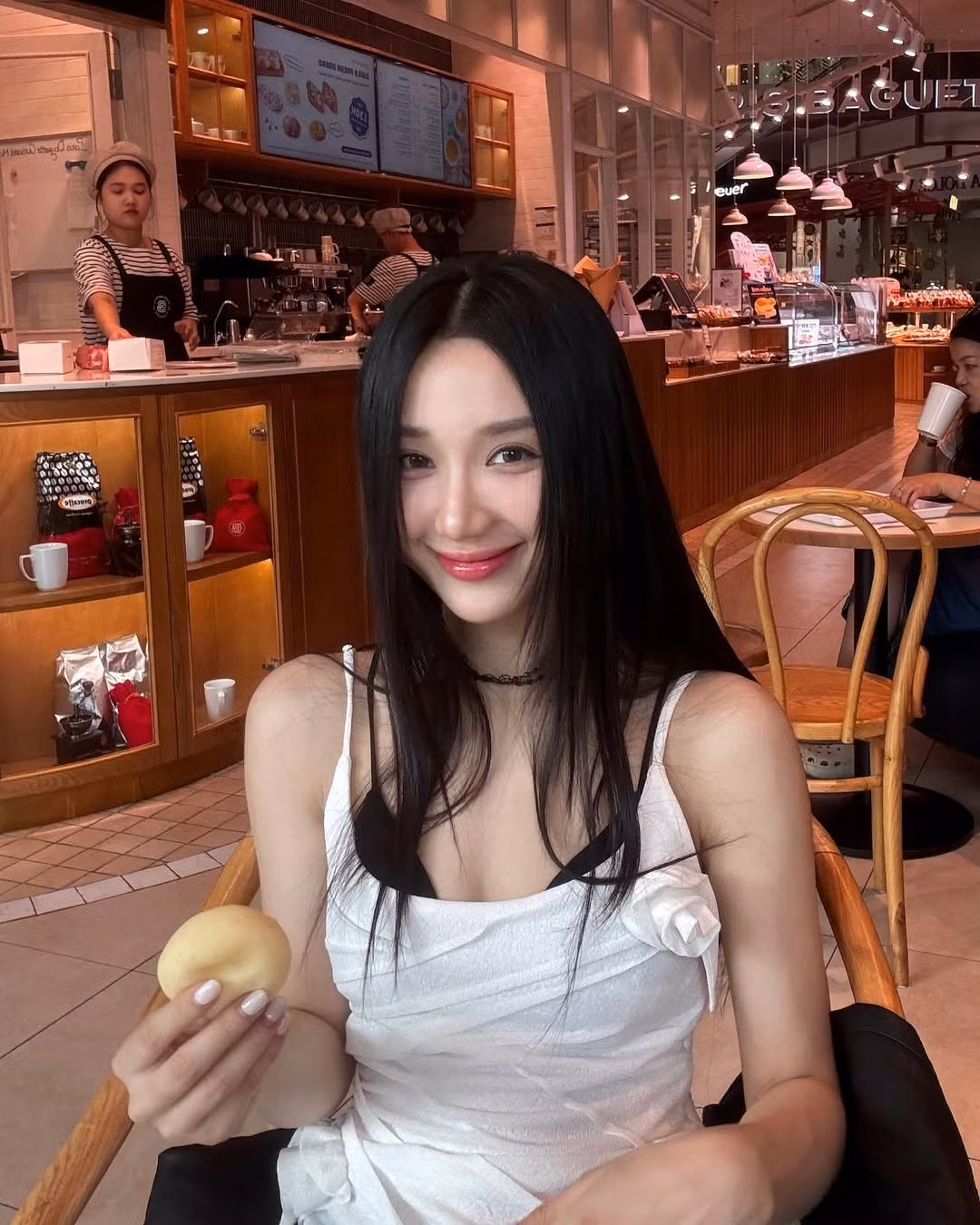 Không chỉ được biết đến là một streamer, Mina Young có khả năng ca hát ấn tượng. Trước đây cô là sinh viên khoa Thanh nhạc của Trường đại học Văn hóa Nghệ thuật Quân đội.