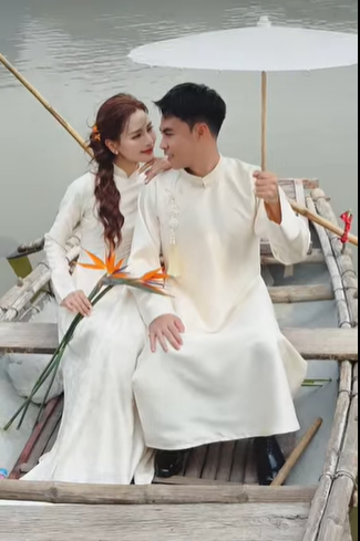 Sự kết hợp giữa nét dịu dàng của nàng MC và vẻ nam tính của chàng cầu thủ tạo nên một khung hình đẹp như tranh vẽ. (Ảnh: FBNV)